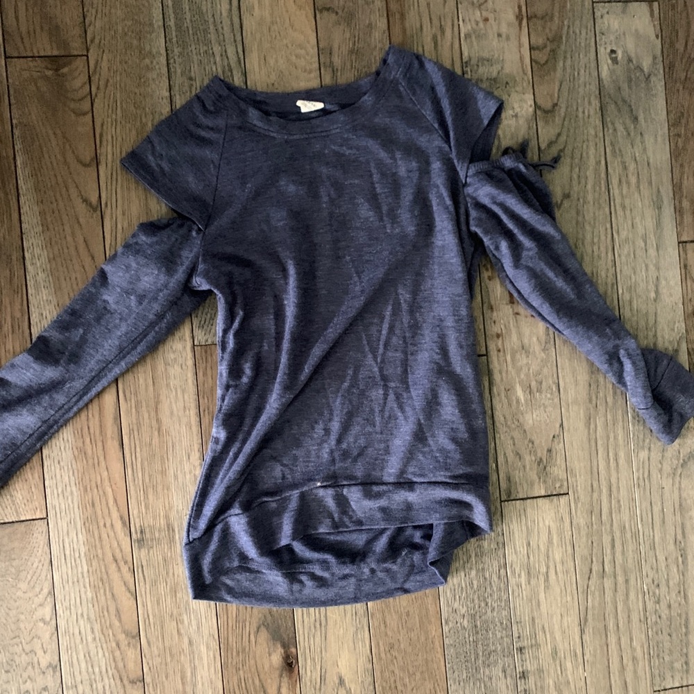 Girls cold shoulder tee.